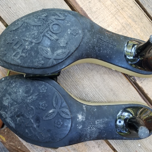 Size 9.5 High Heel Shoes Slides Sandals Buckle Kenneth Cole Reaction Black Gold - Picture 4 of 9